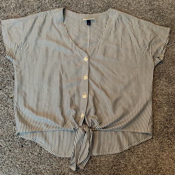 Universal Thread Tops - Universal Thread women’s blue & white striped blouse size medium